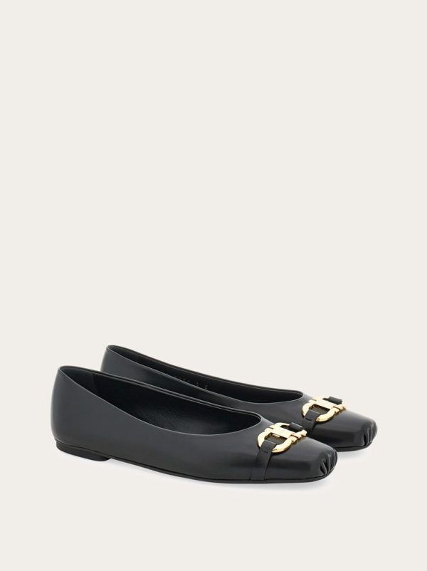 Ballet flat with Gancini ornament