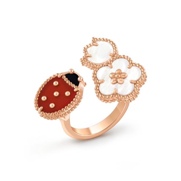 Lucky Spring Between the Finger ring